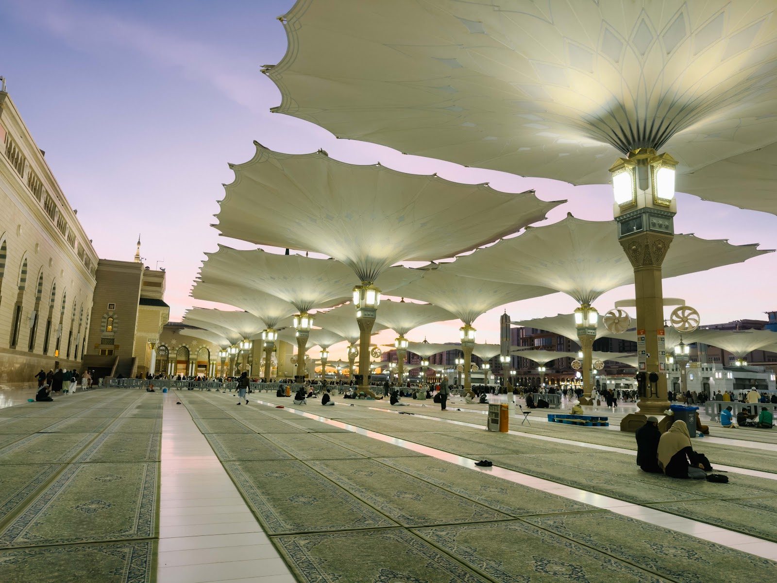 Payung gergasi di dataran Masjid Nabawi