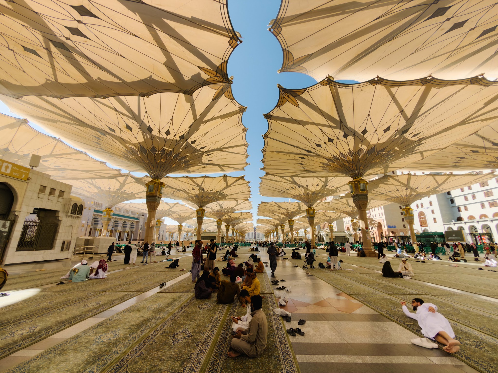 Payung teduhan di dataran Masjid Nabawi