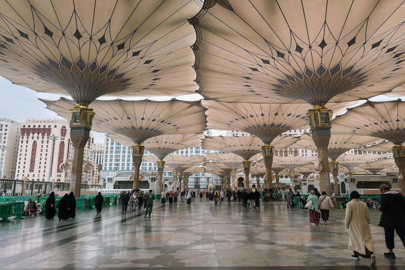 Payung gergasi memberi teduhan kepada jemaah di halaman Masjid Nabawi pada waktu siang