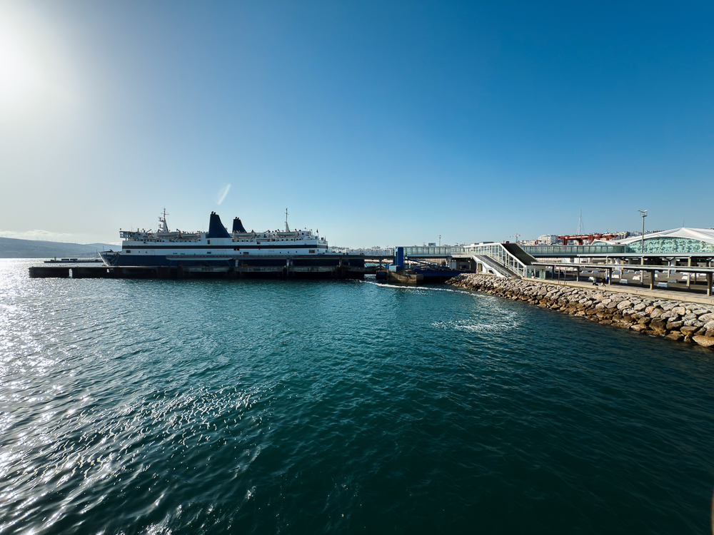 Air tenang Selat Gibraltar di pelabuhan Tanger Ville