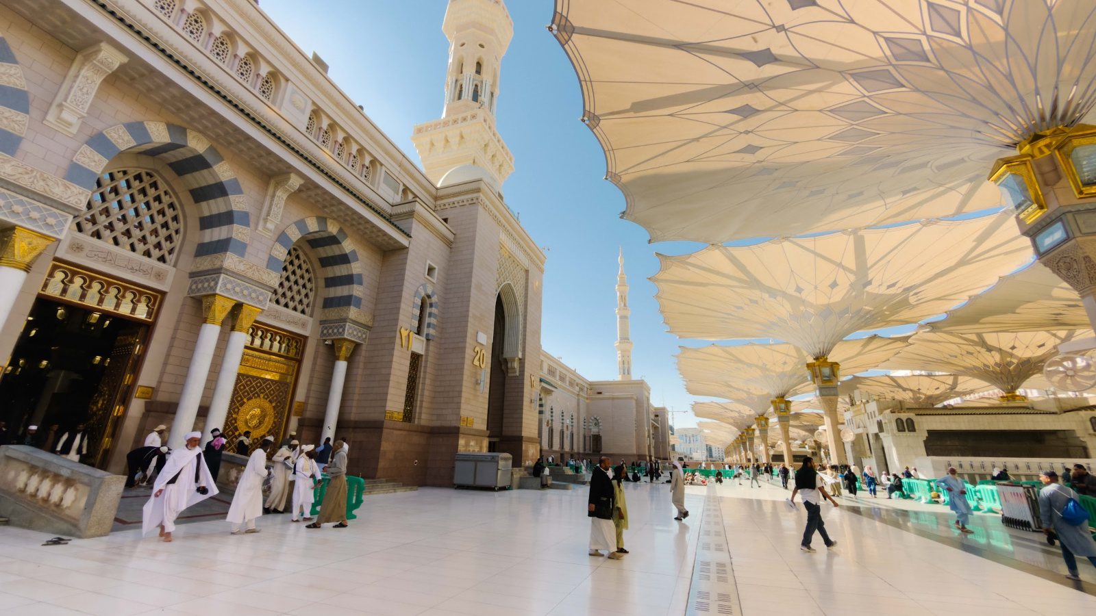 Pintu Masjid Nabawi dan payung gergasi di dataran masjid pada waktu tengah hari