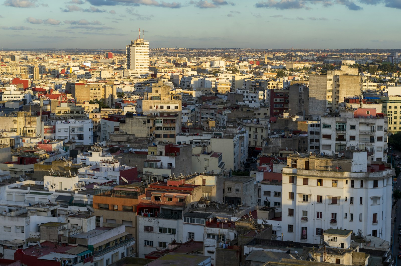 Pemandangan bumbung bangunan putih di bandar Casablanca Morocco