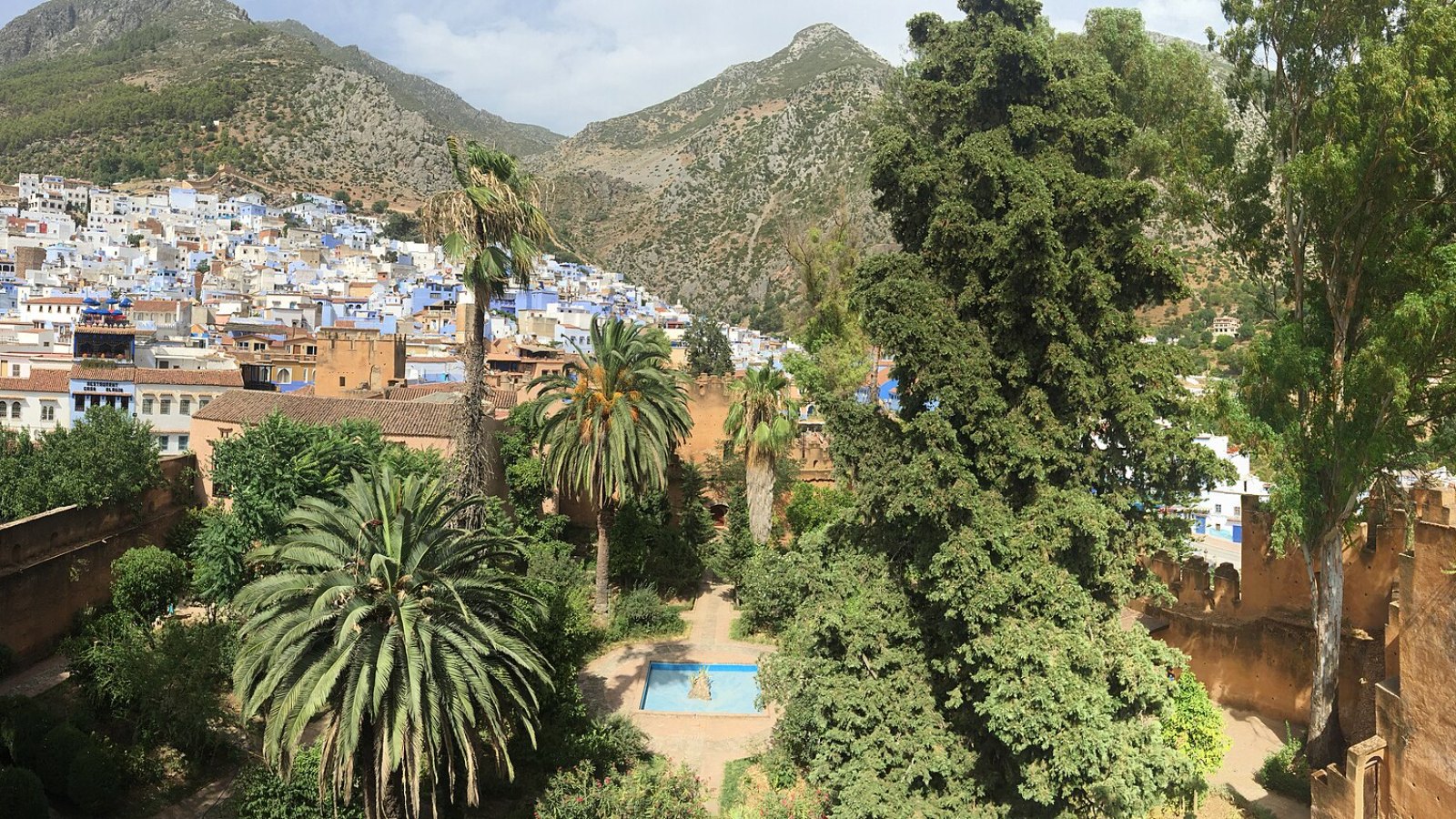Taman Kasbah dengan medina Chefchaouen dan Banjaran Rif di belakang