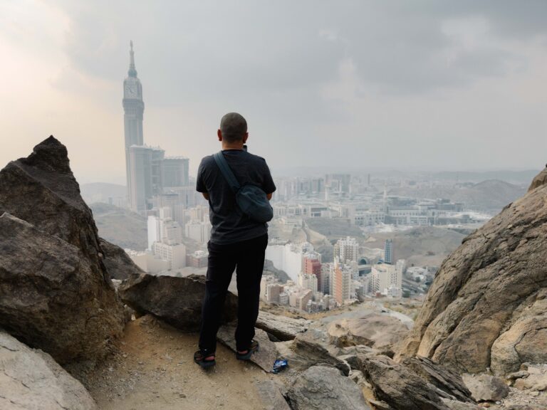 Jemaah memandang kota Mekah dari atas bukit