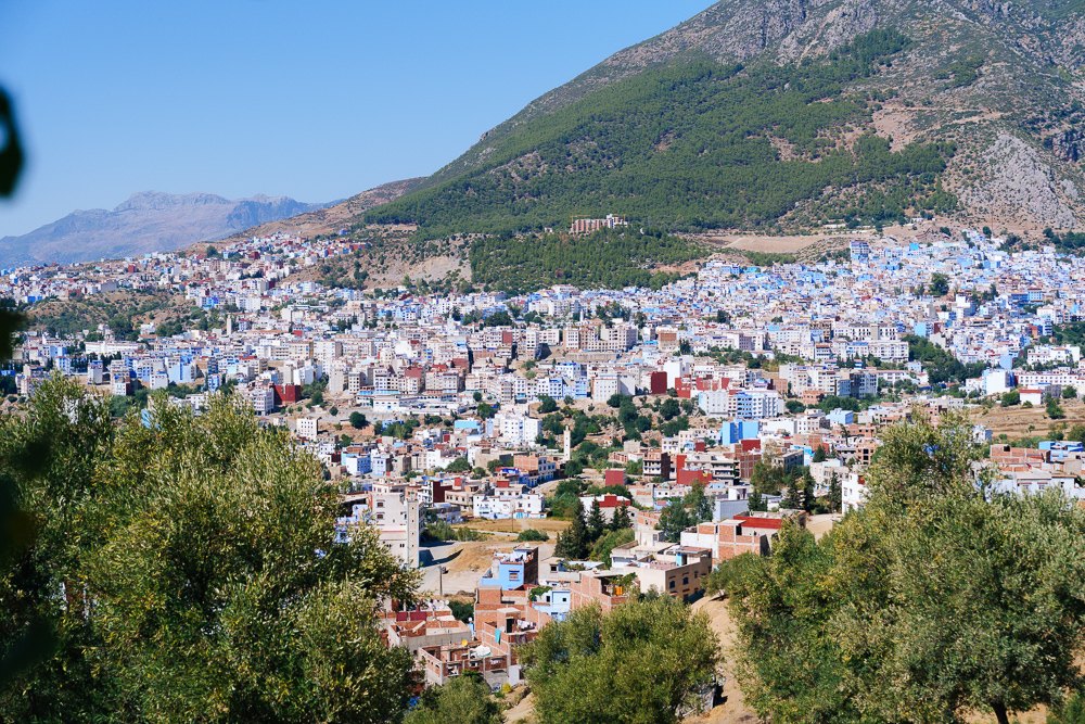 Pemandangan Medina Chefchaouen dari bukit di pinggir kota