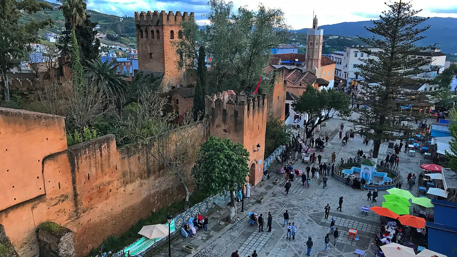 Pemandangan tembok Kasbah dan Plaza Outa el-Hammam dari atas
