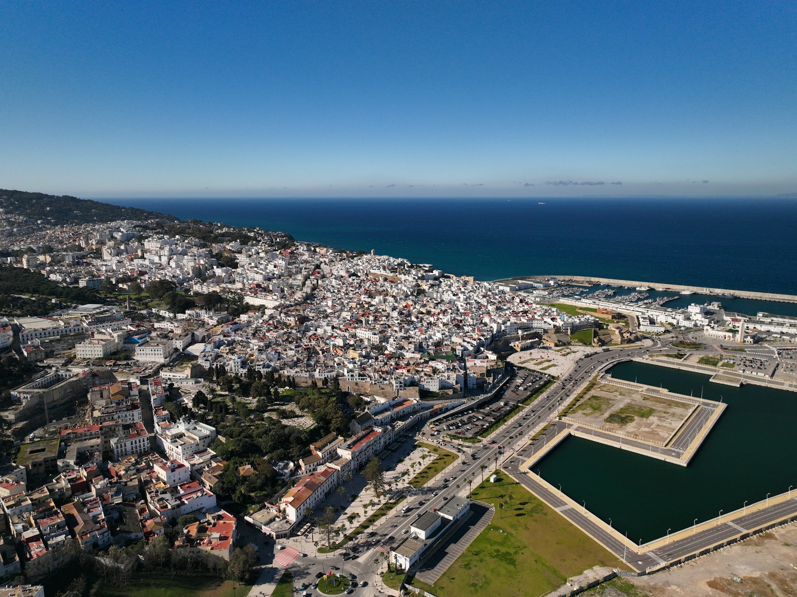 Pemandangan udara medina lama dan pelabuhan Tangier di Selat Gibraltar