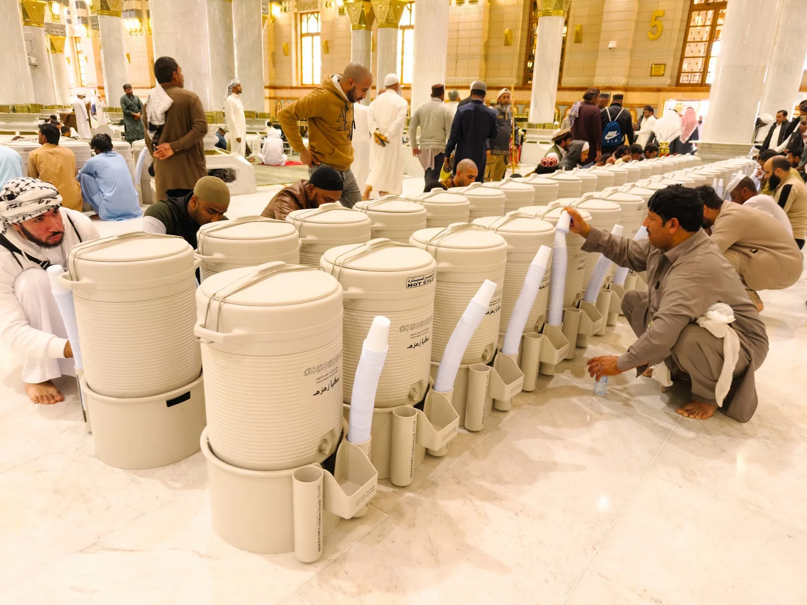 Deretan bekas air Zamzam di dalam Masjid Nabawi yang disediakan untuk jemaah