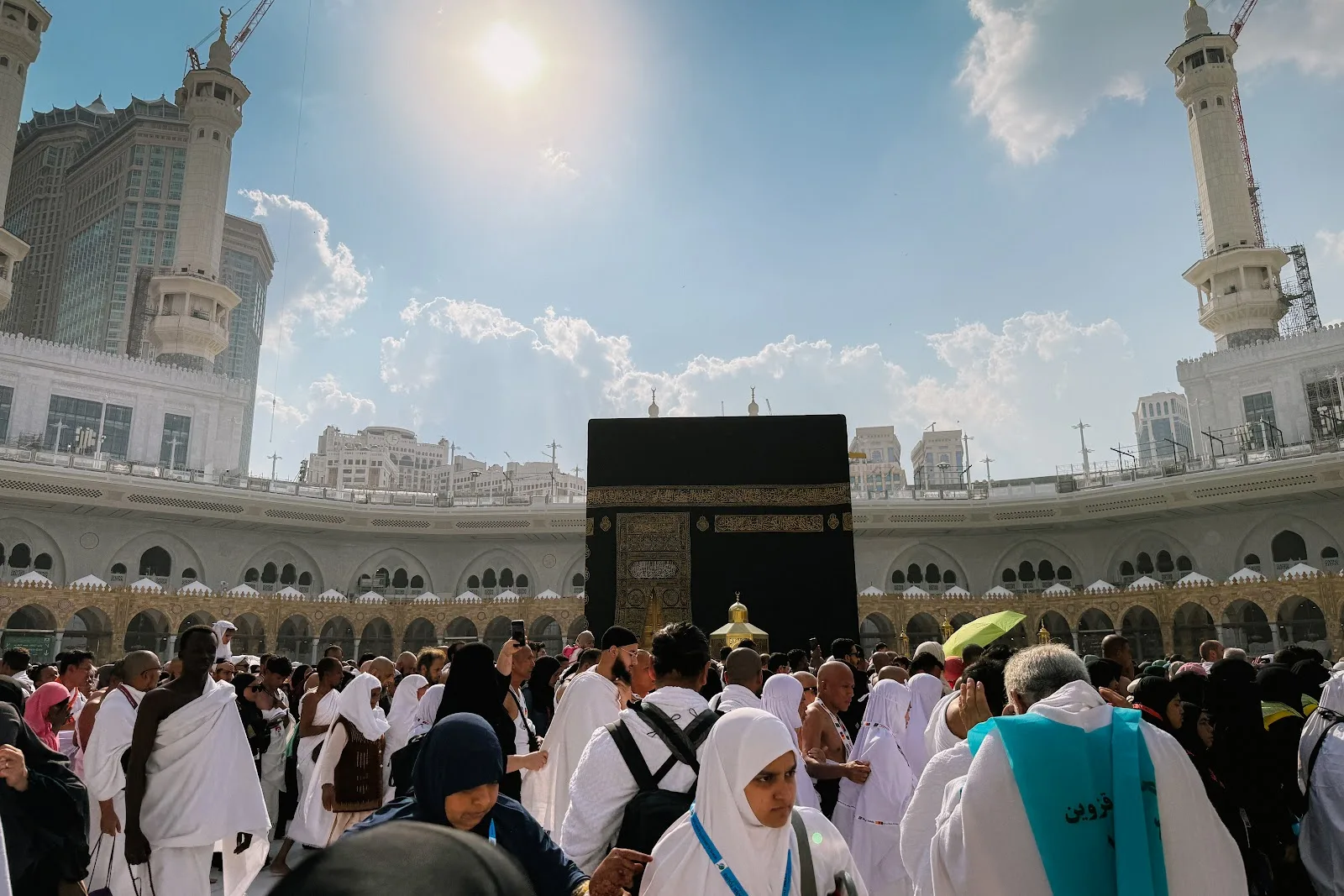 Jemaah berihram di hadapan Kaabah di Masjidil Haram, Mekah