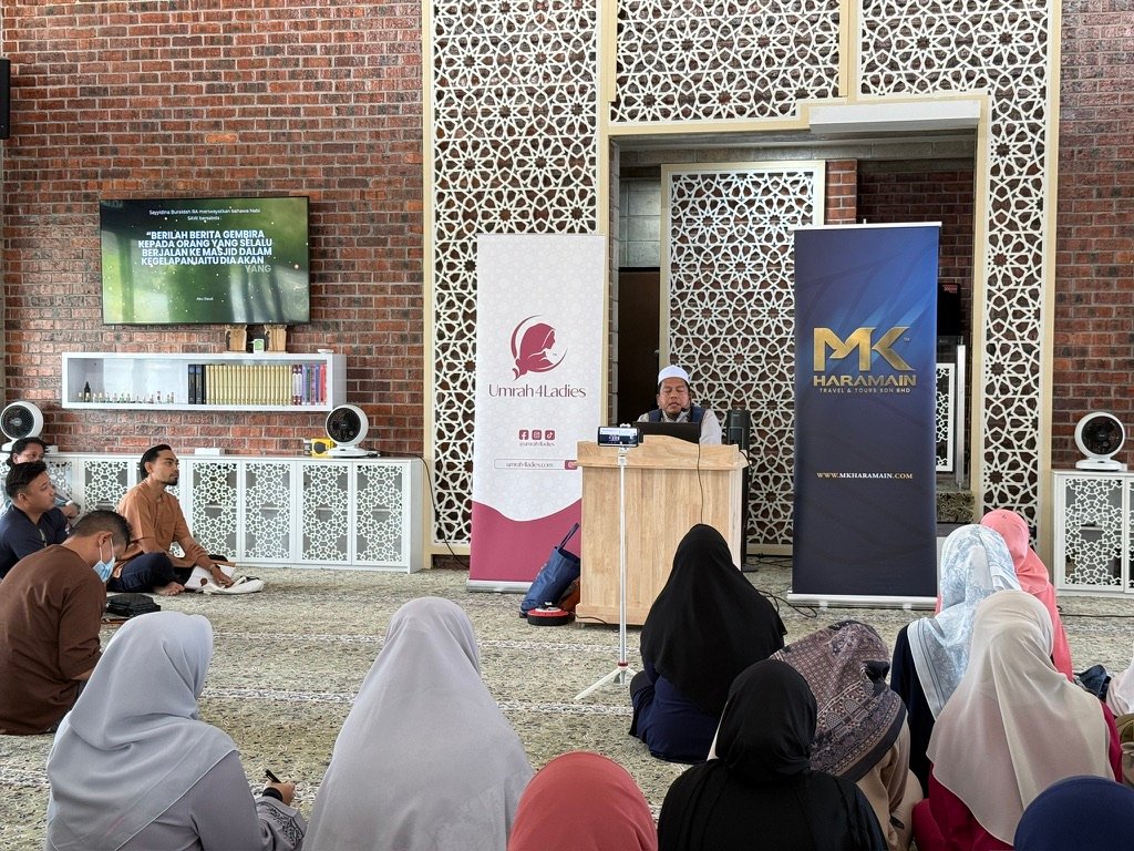 Pembimbing menyampaikan kursus umrah MK Haramain kepada peserta