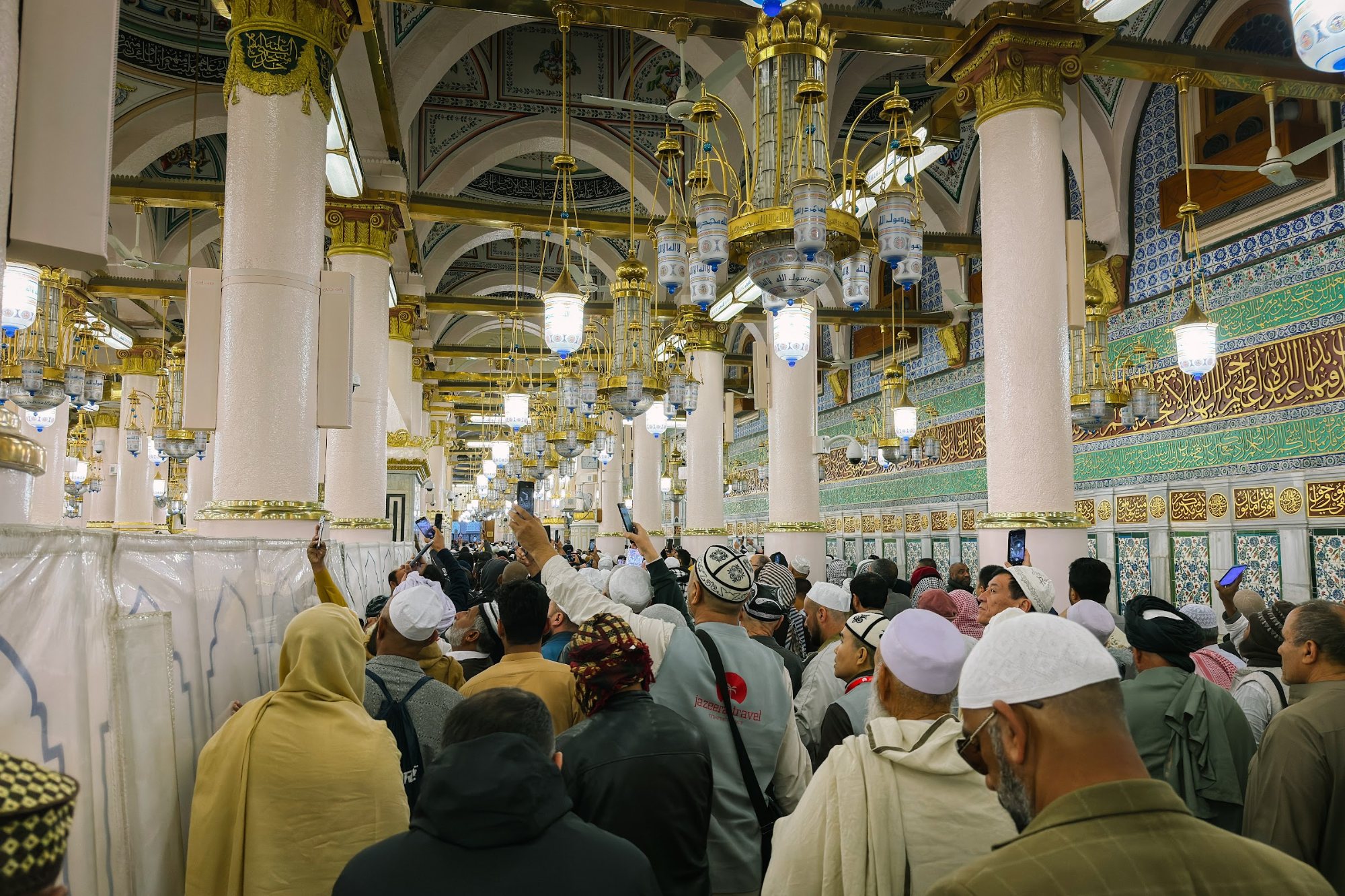 Jemaah bergerak di bahagian lama Masjid Nabawi yang bertiang putih