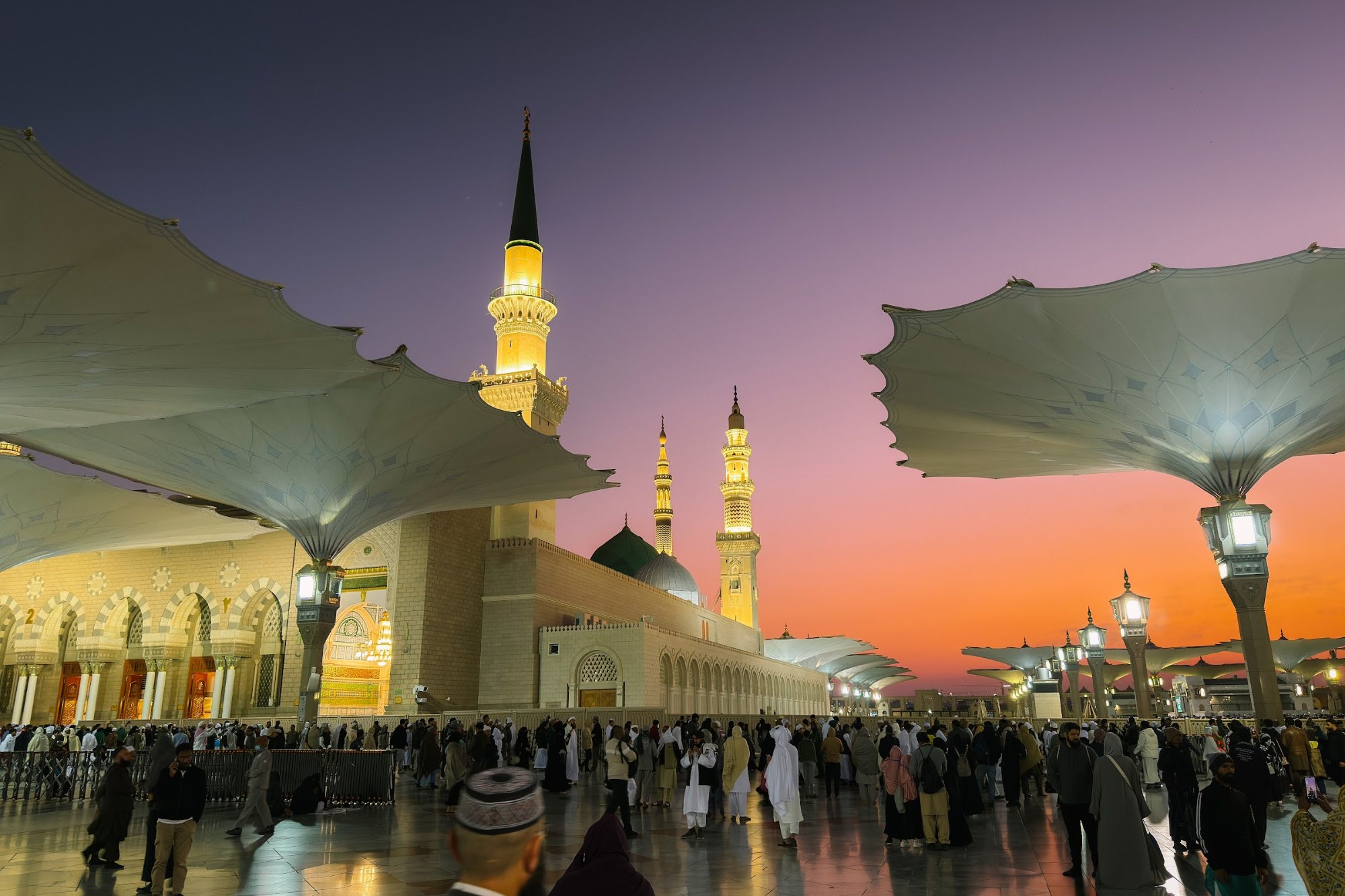 Payung gergasi di halaman Masjid Nabawi ketika langit senja