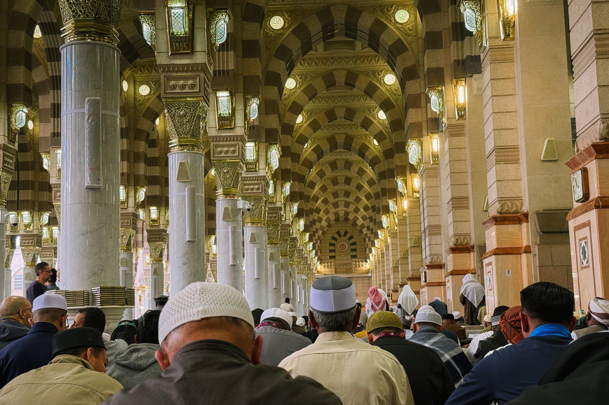 Barisan tiang dan kubah kecil di ruang solat lama Masjid Nabawi