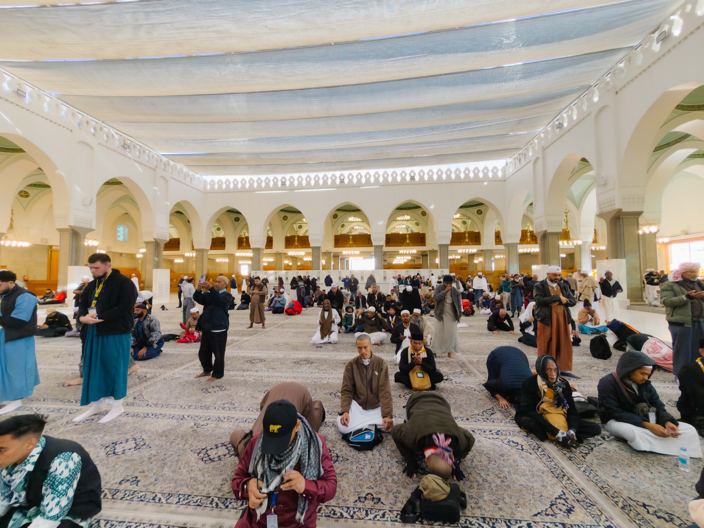 Jemaah membaca al-Quran dan berdoa di ruang solat Masjid Quba