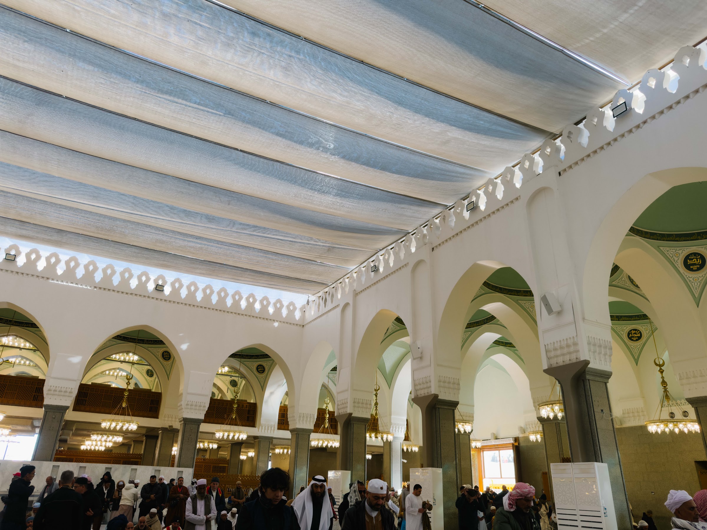Deretan lengkungan putih di serambi dalam Masjid Quba