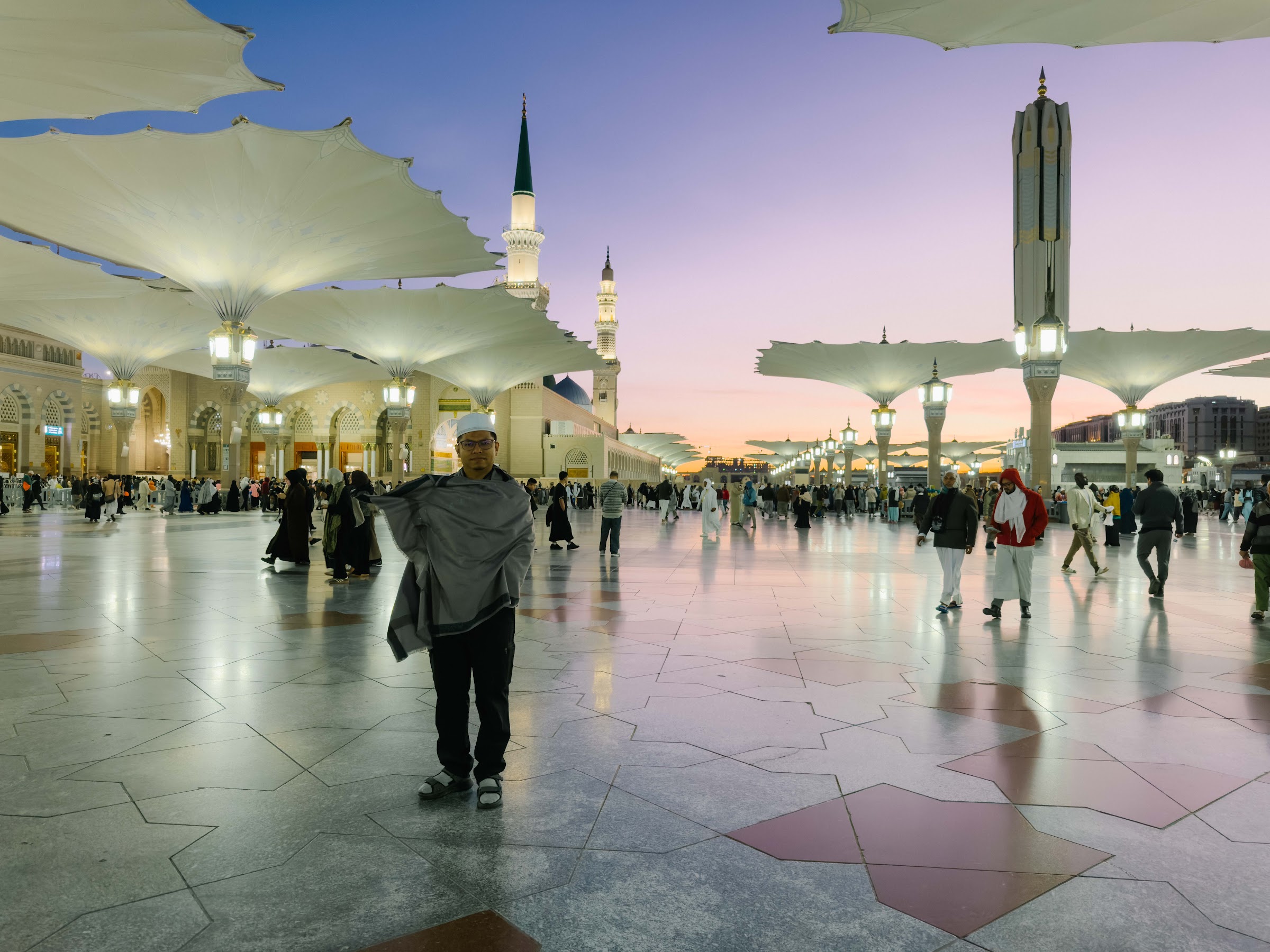 Dataran Masjid Nabawi dengan payung gergasi dan menara ketika langit subuh