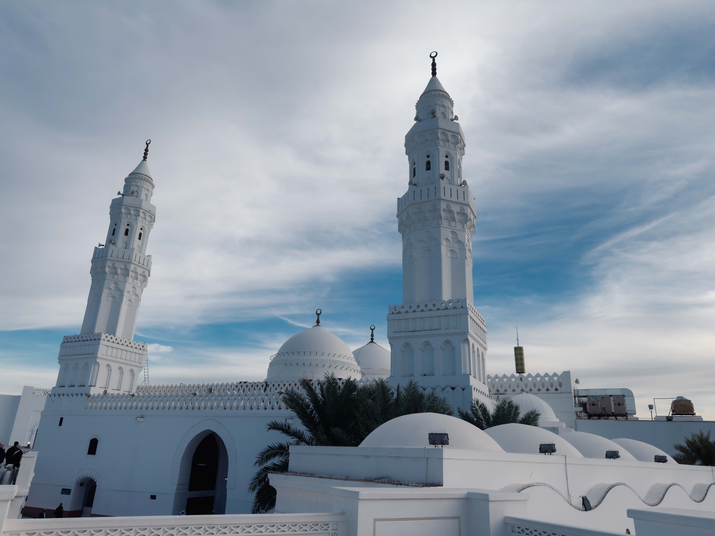 Menara dan kubah Masjid Qiblatain di Madinah di bawah langit berawan