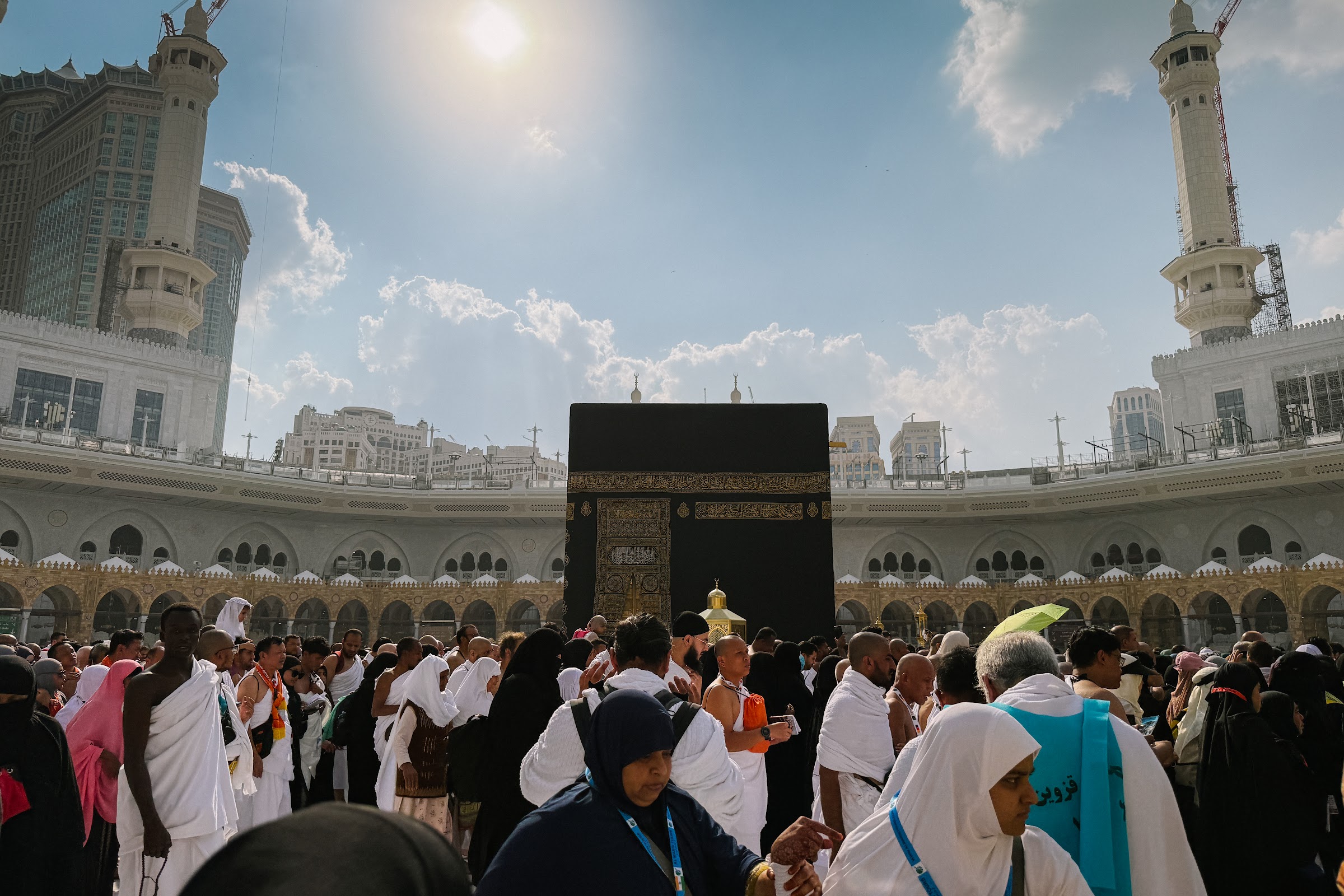 Jemaah bertawaf mengelilingi Kaabah di Masjidil Haram, Mekah