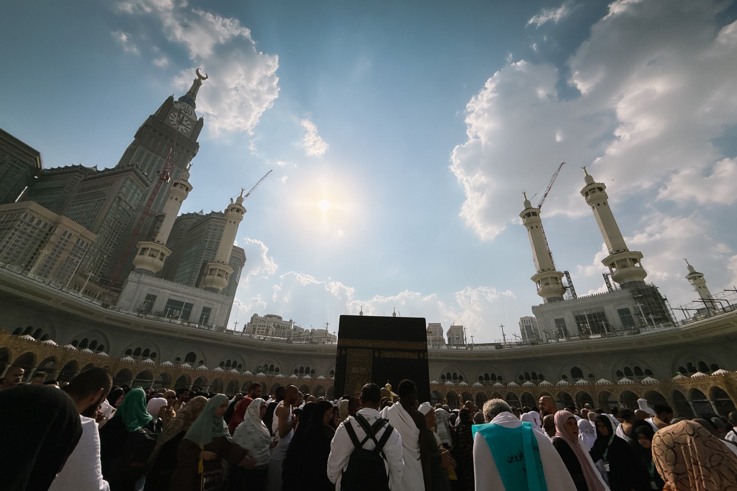 Kaabah dan menara Masjidil Haram dilihat dari dataran tawaf