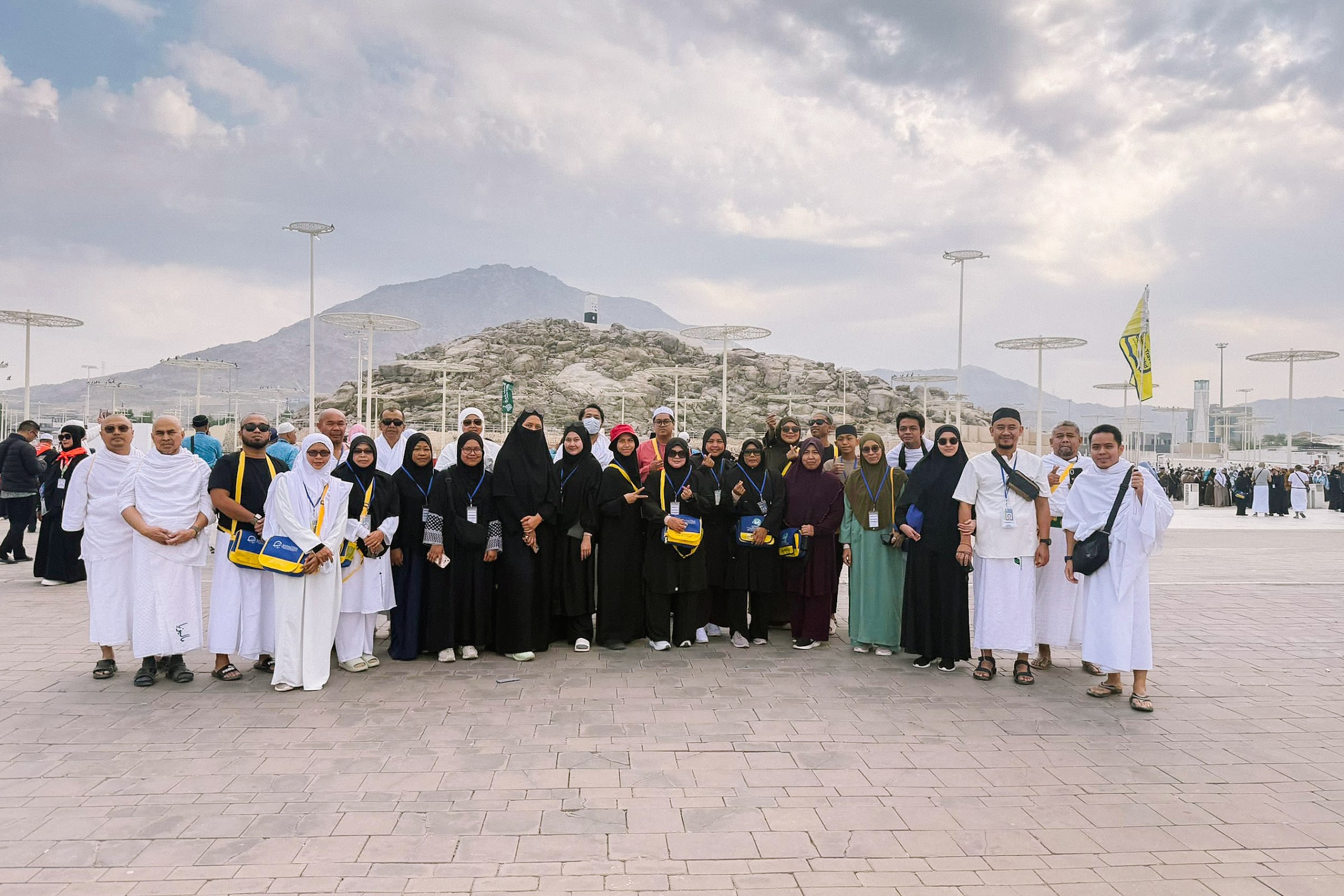 Rombongan jemaah MK Haramain bersama kru AkuIslam ketika ziarah di Mekah