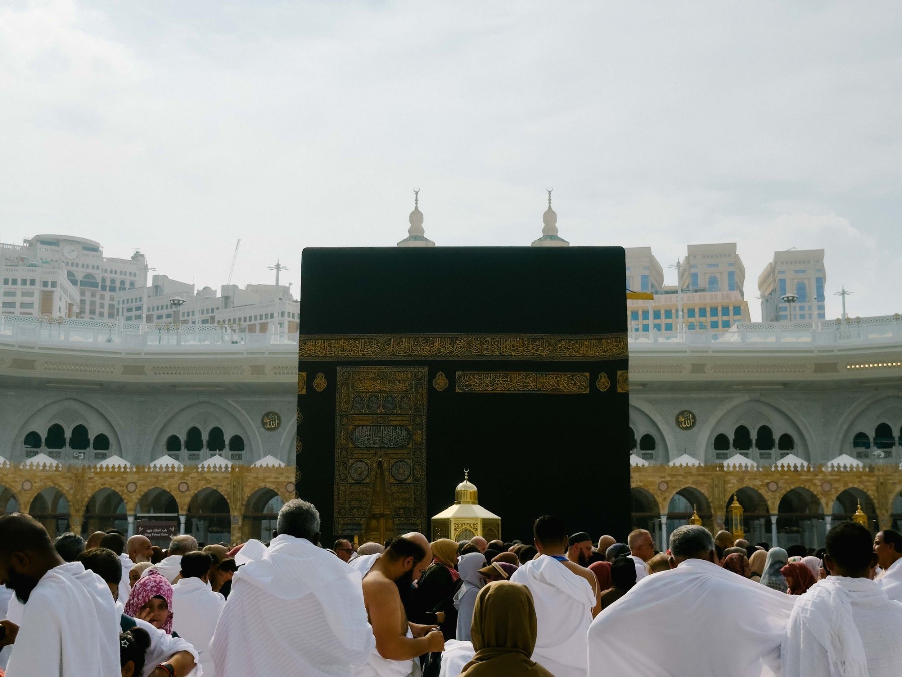 Kaabah dilihat dari dataran tawaf dengan jemaah berihram di hadapannya