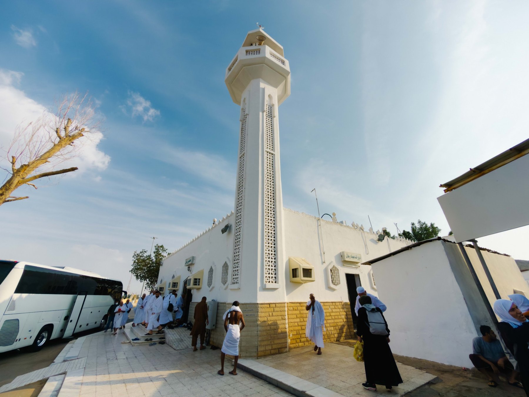 Masjid Hudaibiyah di al-Syumaisi dengan menara putih dan jemaah berihram