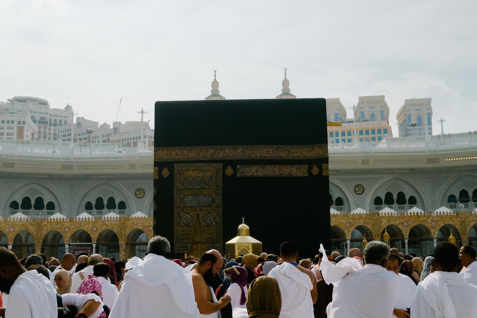 Kaabah di tengah Masjidil Haram dikelilingi jemaah yang bertawaf