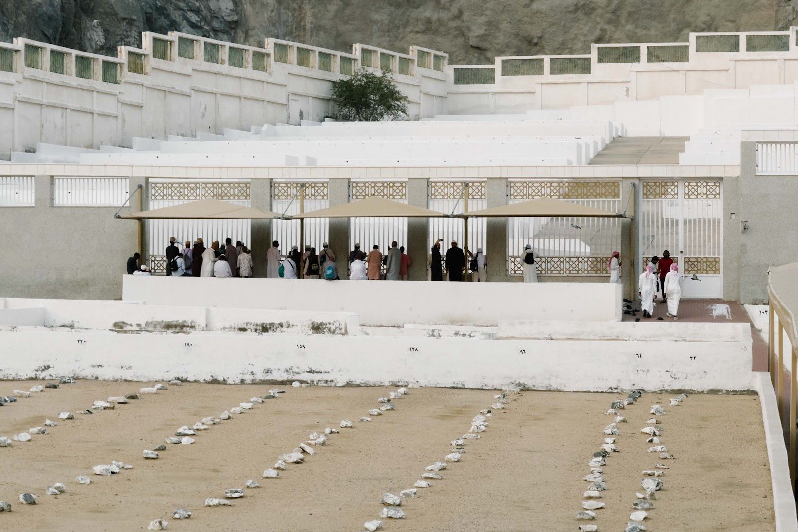 Kawasan perkuburan al-Ma‘la di Makkah dengan deretan kubur bertanda batu