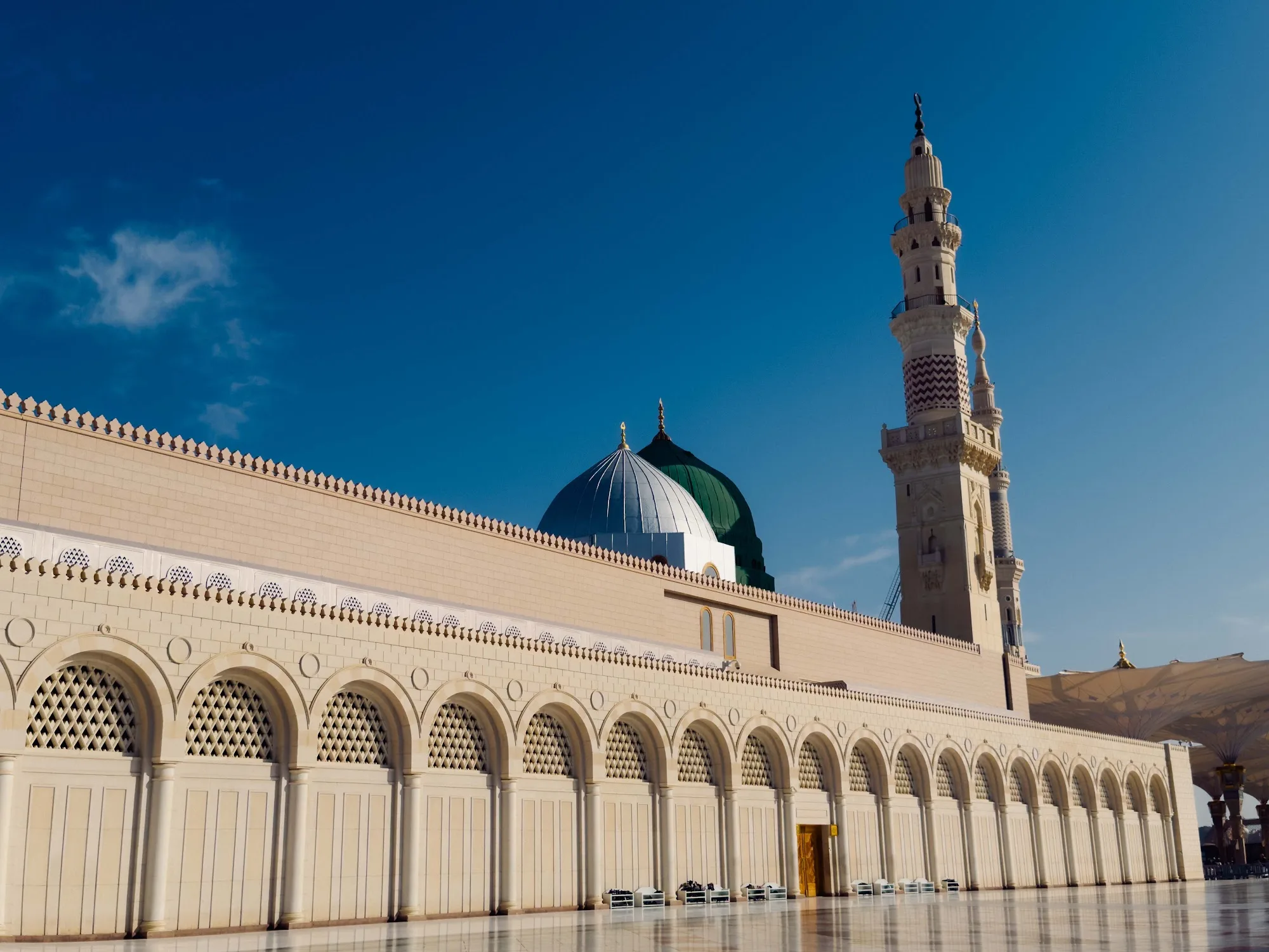 Dinding Masjid Nabawi di sisi Hujrah Syarifah dengan Kubah Hijau dan menara, Madinah