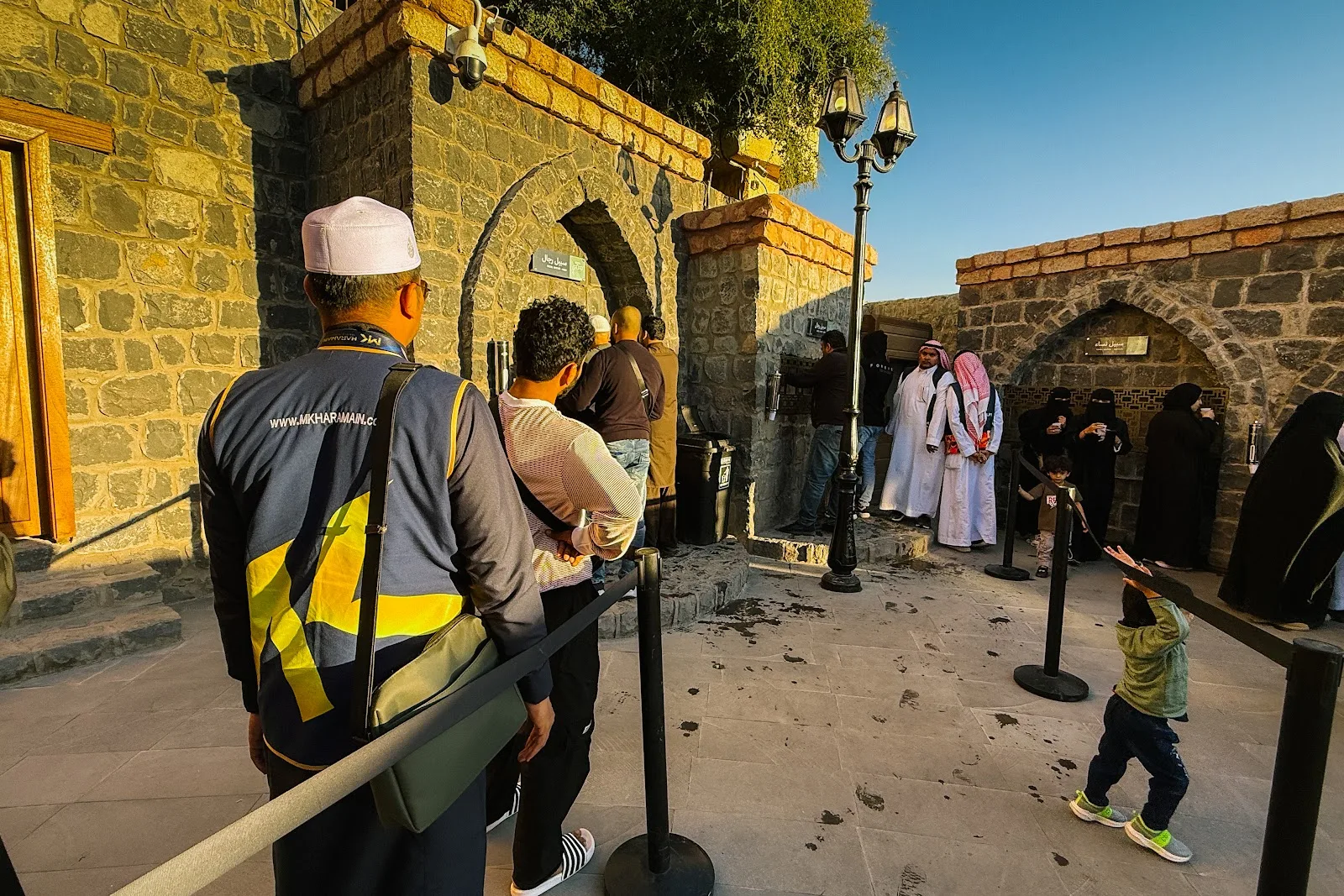 Mutawif memberi penerangan kepada jemaah di kawasan Telaga Ghars, Madinah