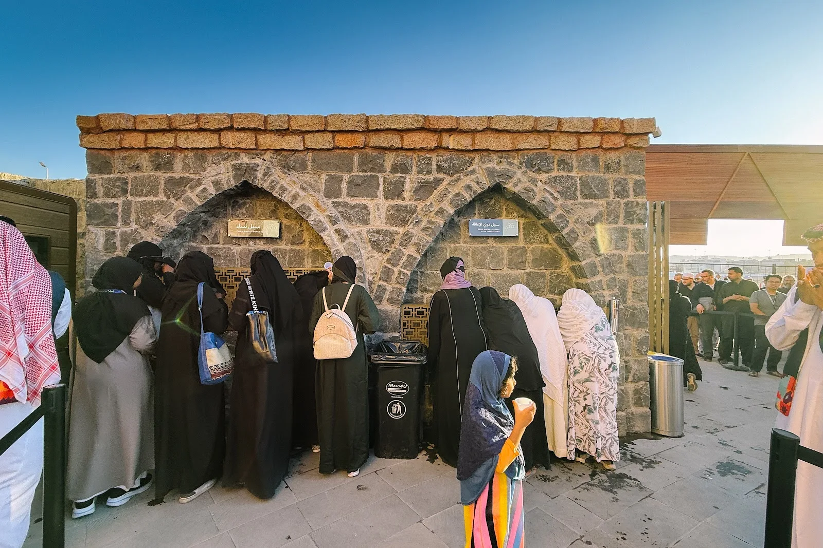 Pengunjung beratur di bangunan batu berlengkung di kawasan Telaga Ghars, Madinah