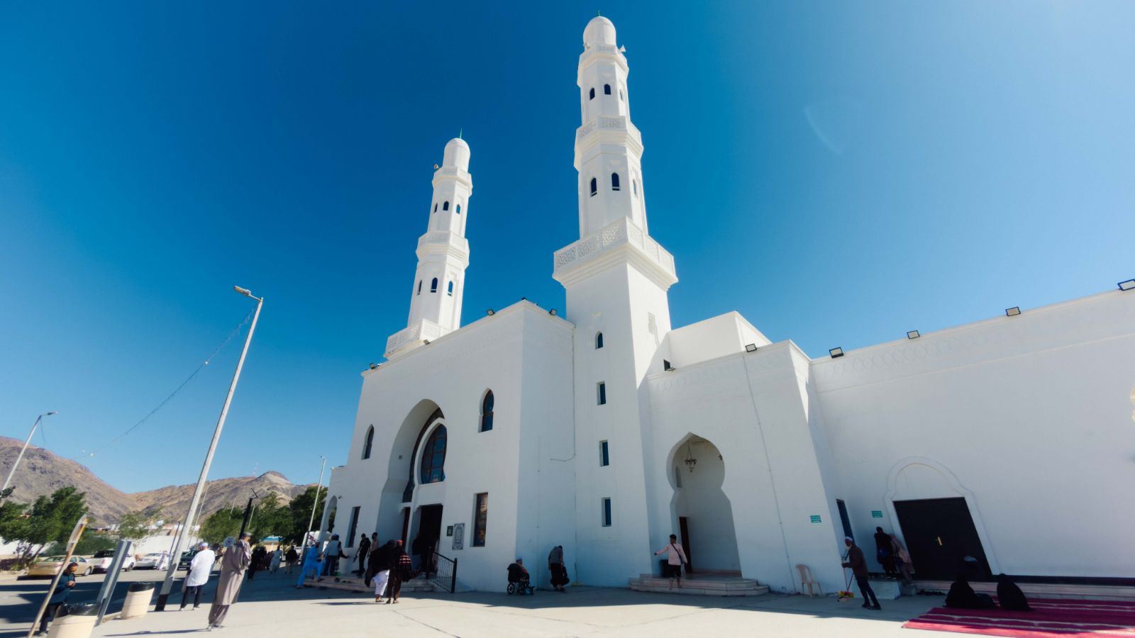 Masjid Al-Arish di Badar dengan dua menara putih di bawah langit biru
