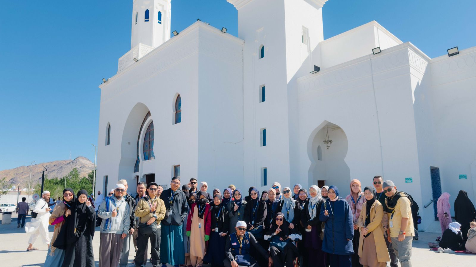 Rombongan jemaah MK Haramain bersama kru AkuIslam di hadapan Masjid Al-Arish Badar