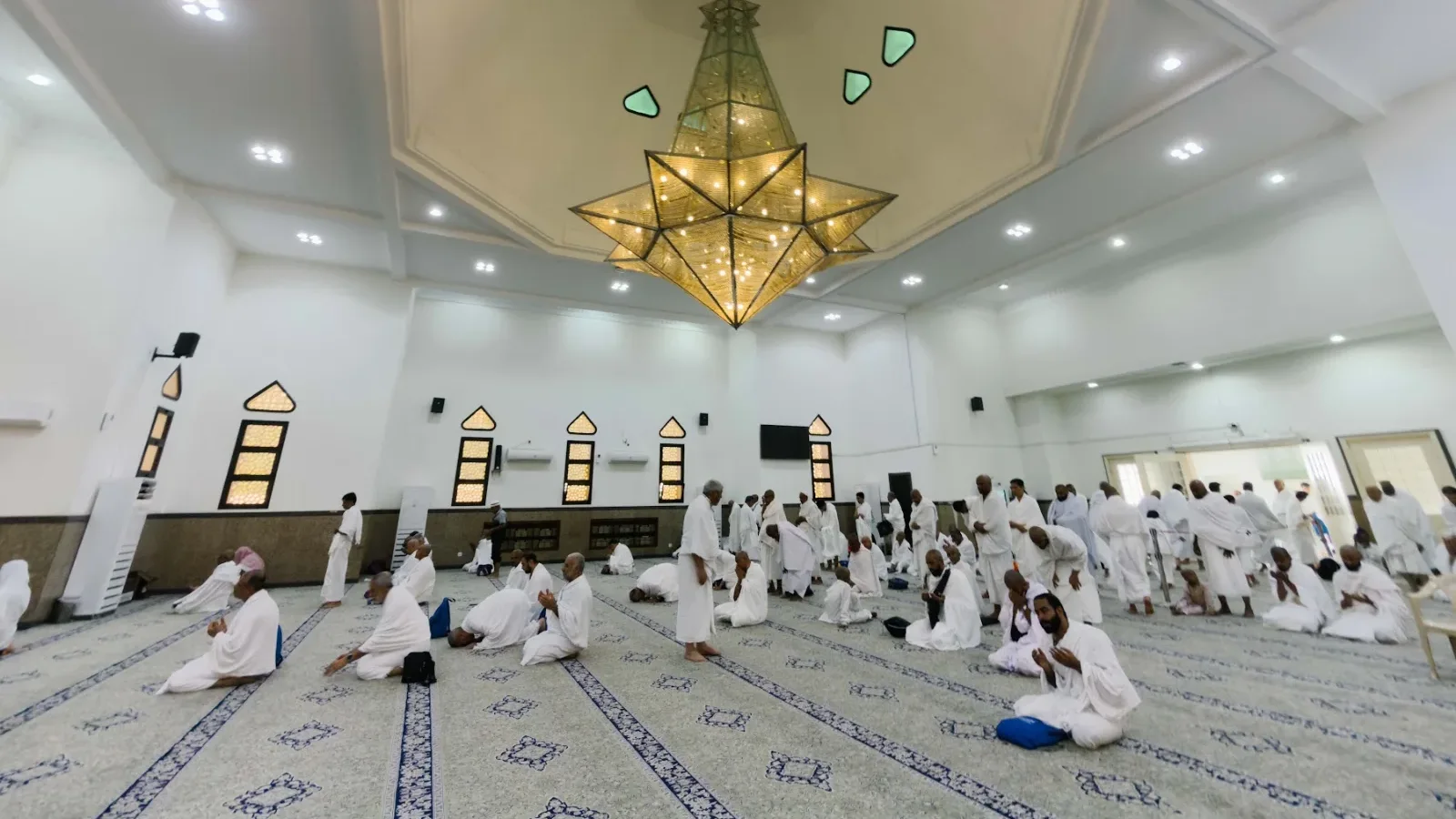 Jemaah berihram menunaikan solat sunat di ruang solat Masjid Ji‘ranah