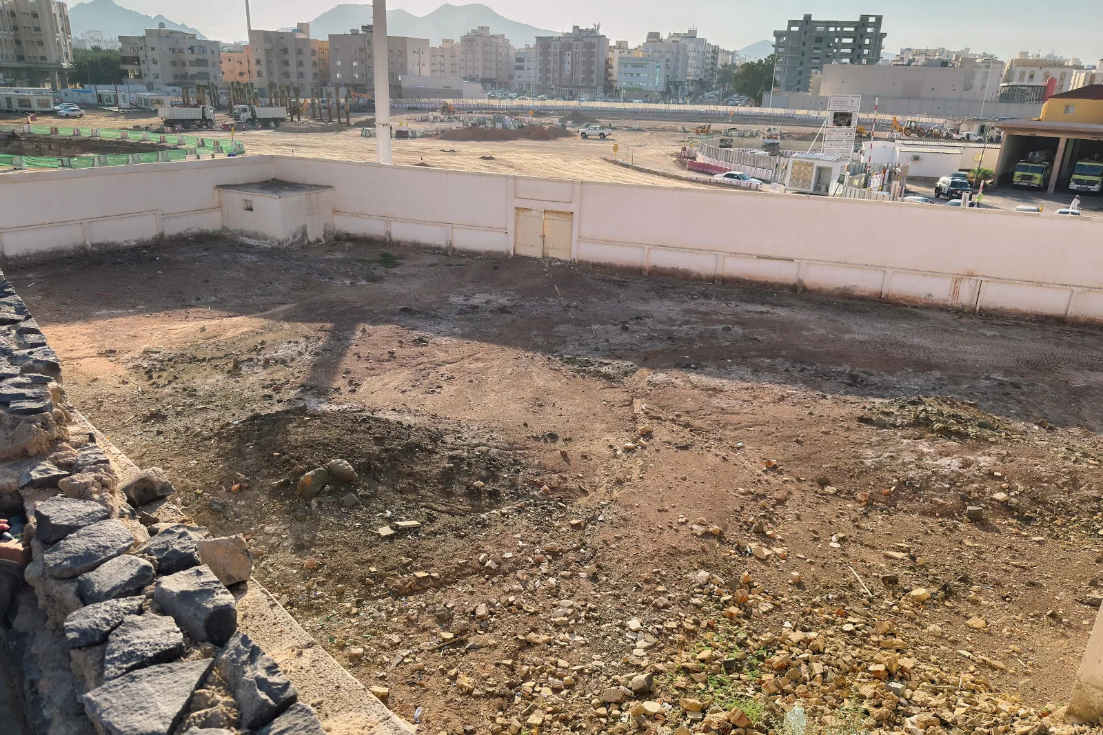 Pemandangan dataran di utara Madinah dari lereng Jabal Sala dengan bangunan kota dan banjaran bukit di kejauhan