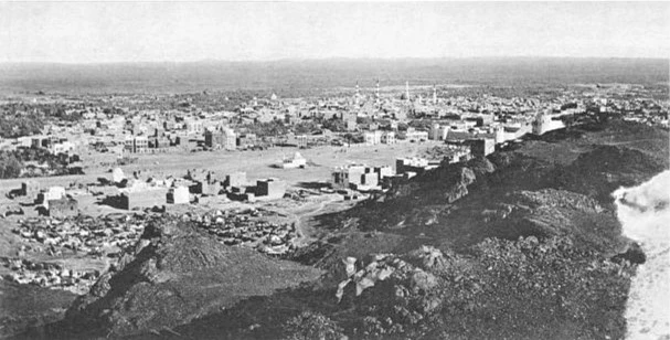 Foto lama hitam putih pemandangan kota Madinah dari Jabal Sala sekitar tahun 1913
