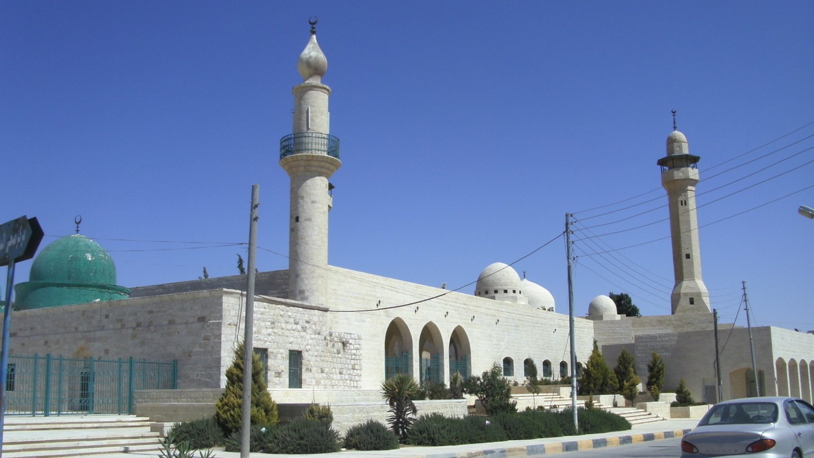 Masjid dan makam Ja’far bin Abi Talib dengan kubah hijau dan menara di al-Mazar al-Janubi