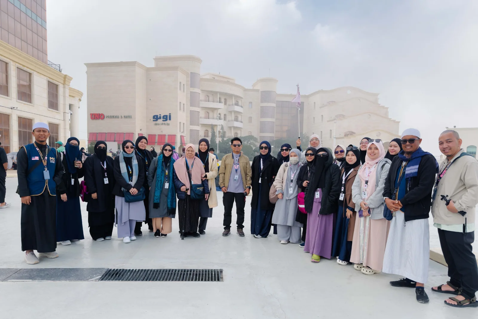 Jemaah umrah bergambar bersama ketika lawatan ke tanah tinggi Taif pada pagi berkabus