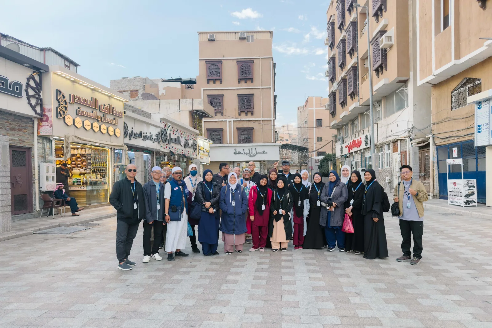 Rombongan jemaah MK Haramain bersama kru AkuIslam di tengah bandar Taif