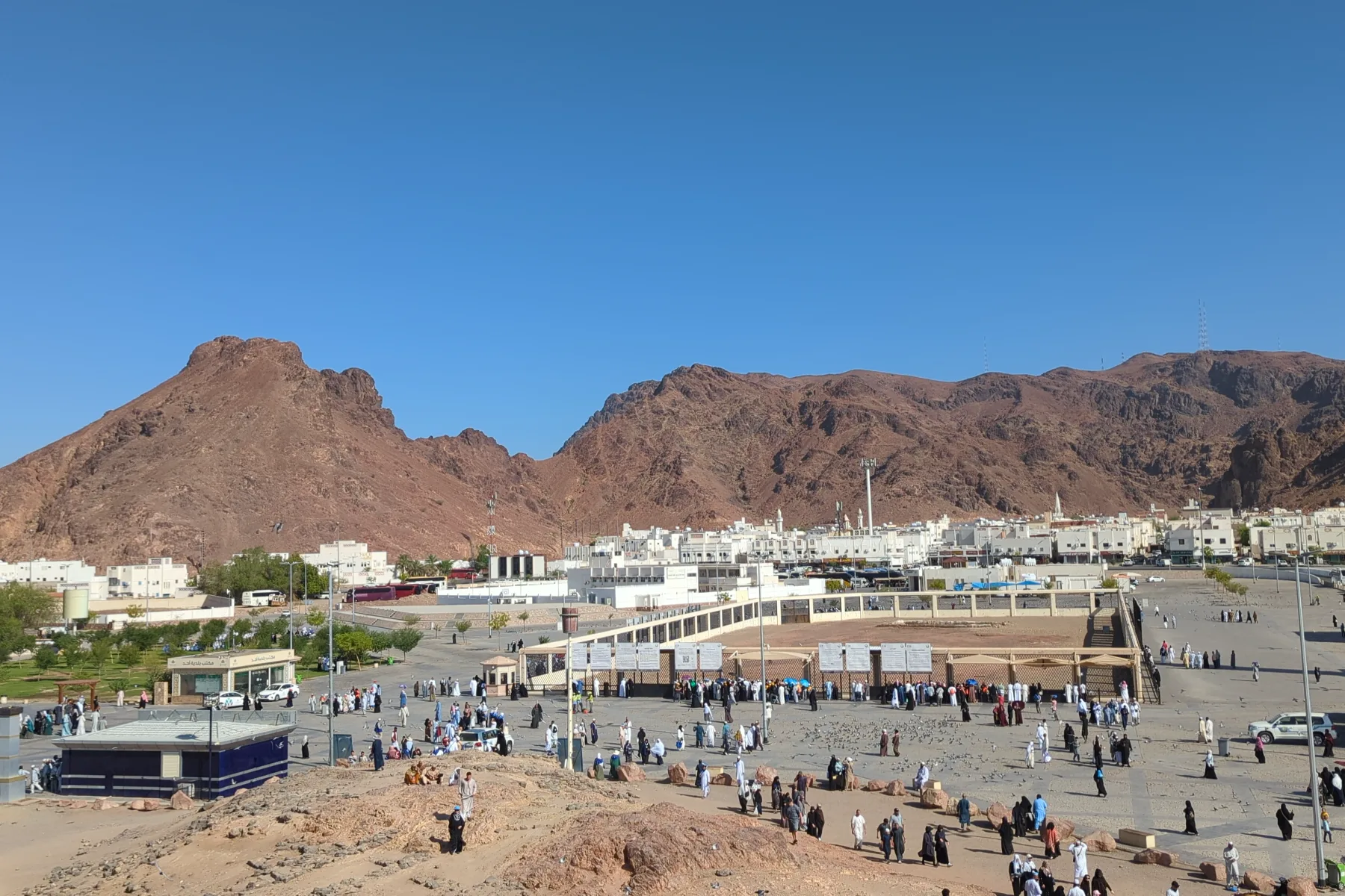 Dataran Sayyid al-Syuhada dengan Jabal Uhud di belakang