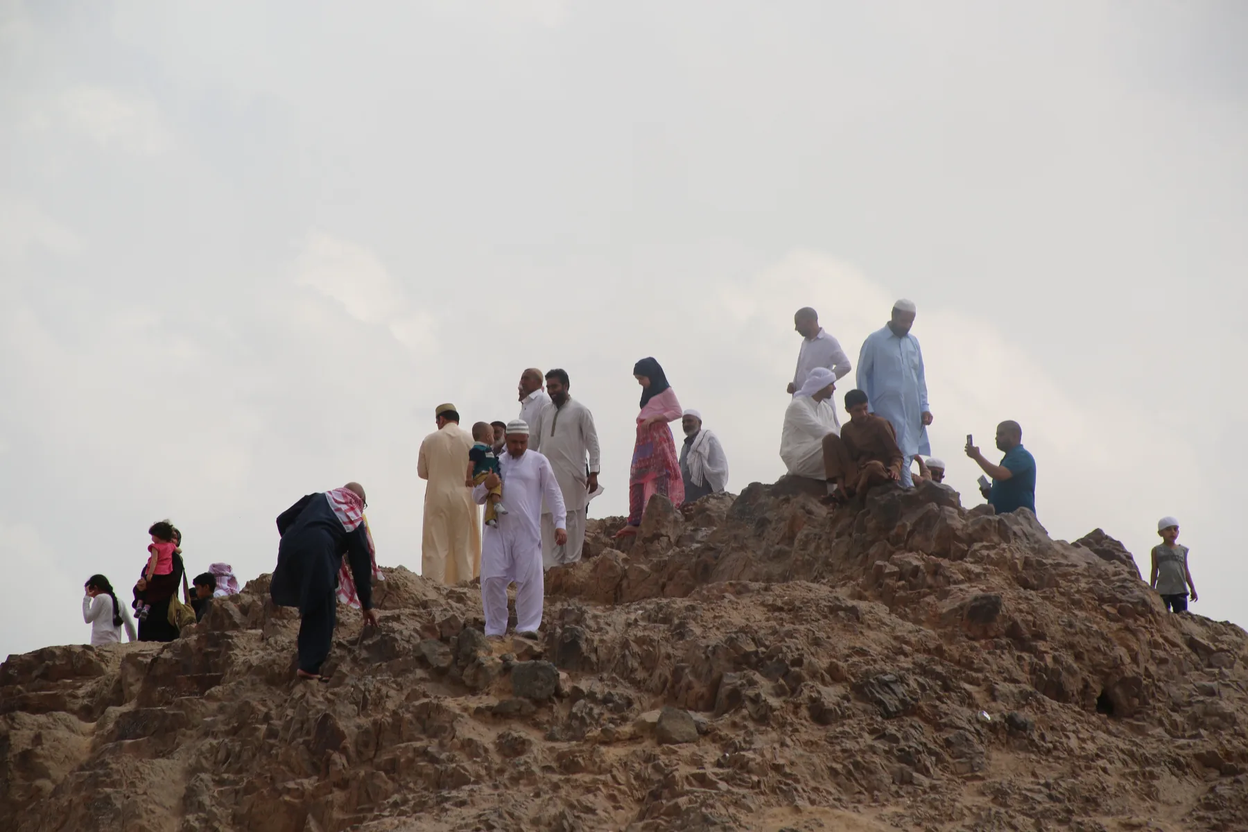 Pengunjung di atas Jabal al-Rumat atau Bukit Pemanah Uhud