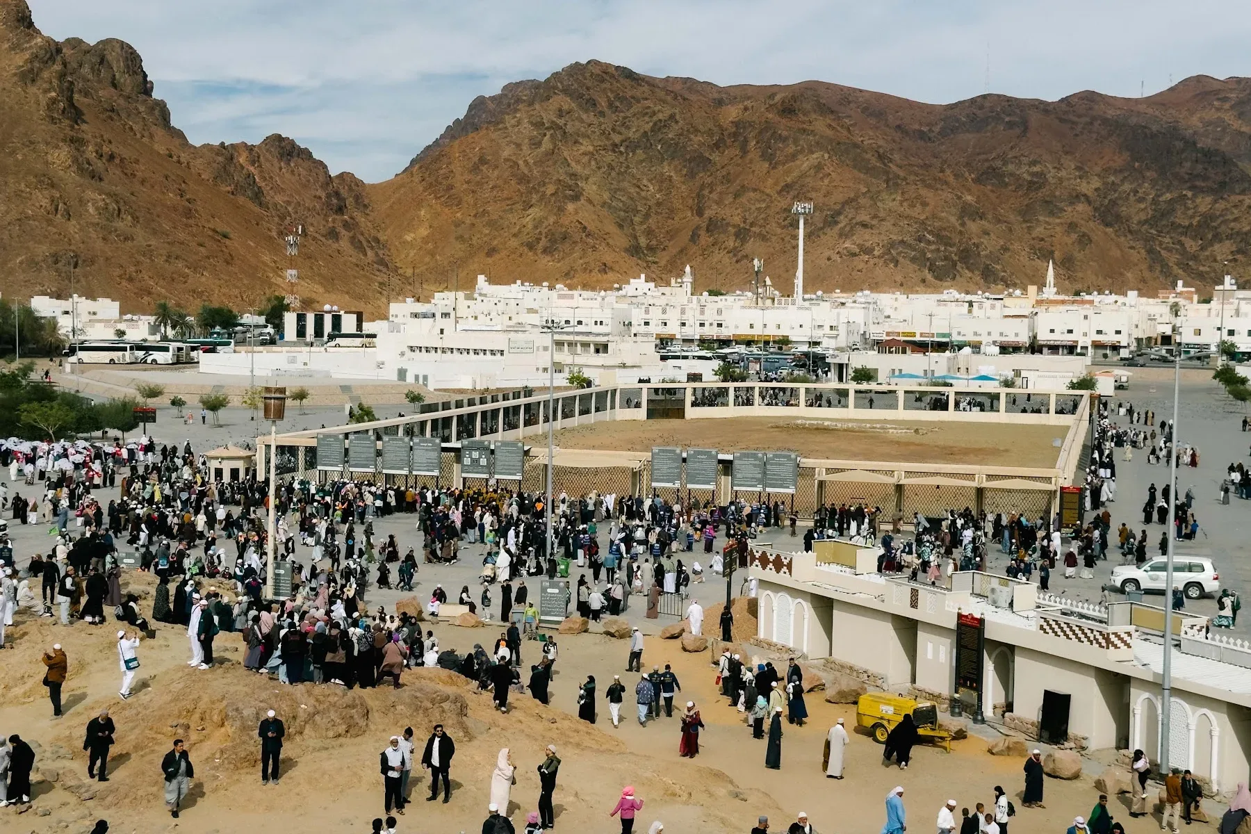 Jabal Uhud dan dataran Sayyid al-Syuhada dilihat dari atas Bukit Pemanah