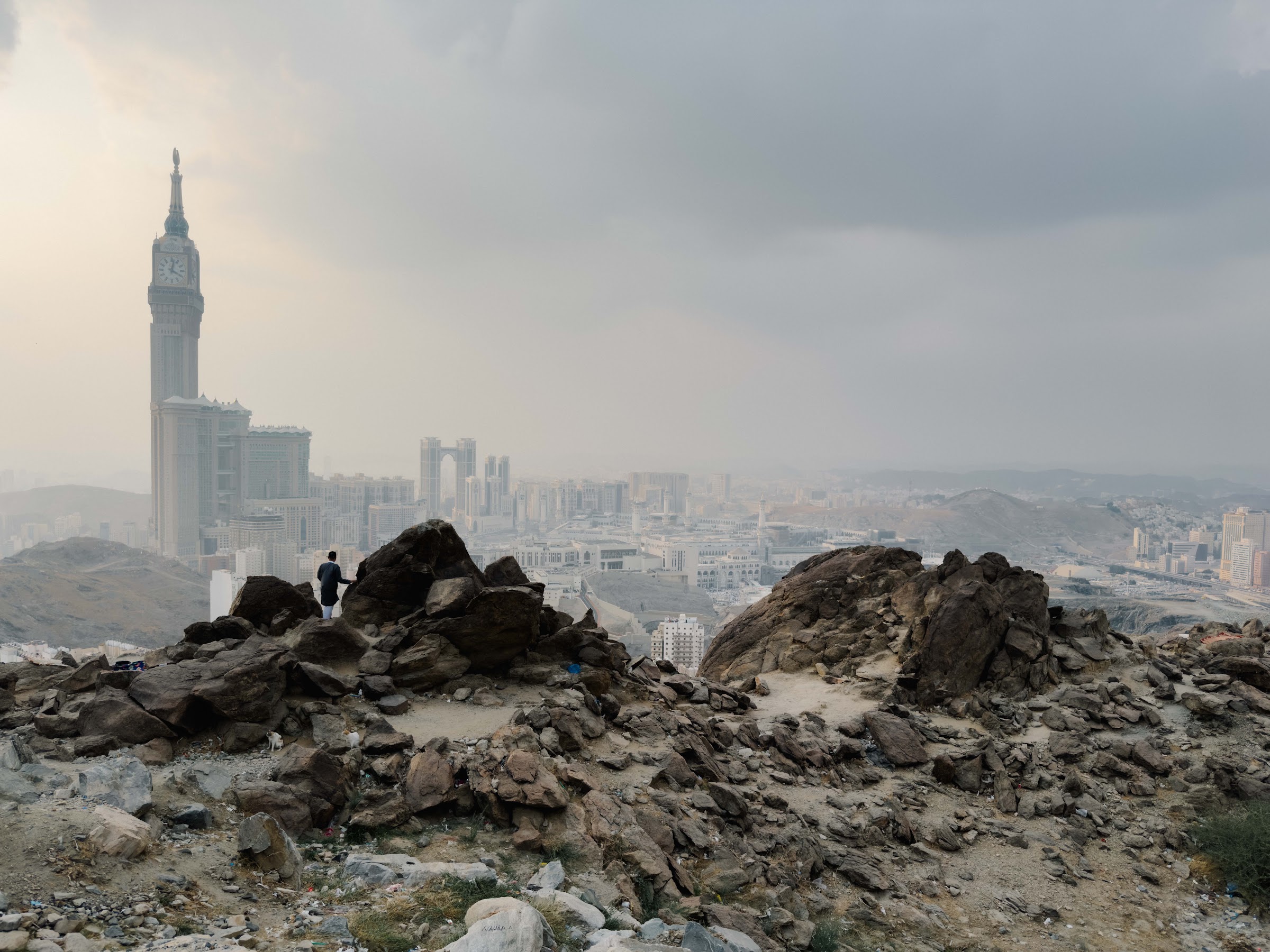 Perbukitan batu Makkah dengan Menara Jam di kejauhan