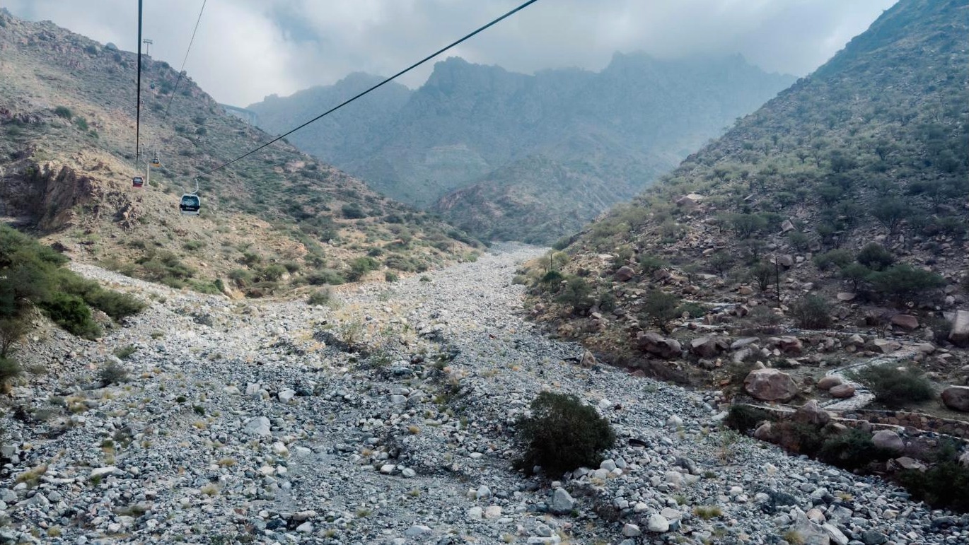 Lembah berbatu dan pergunungan Al-Hada di Taif dengan kabin kereta kabel