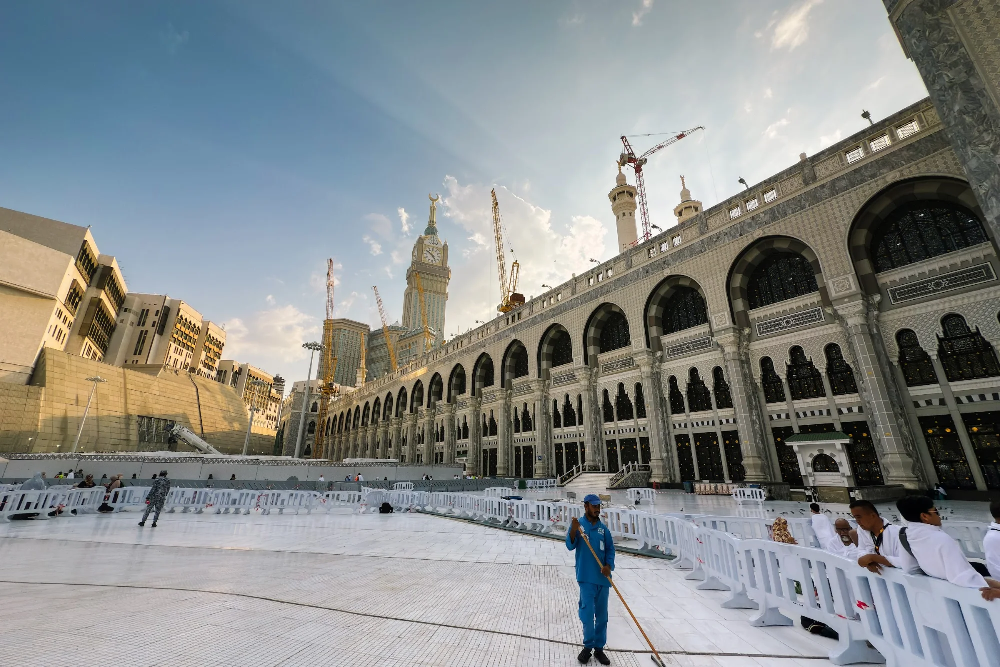 Serambi bersejarah Masjidil Haram dengan Menara Jam Mekah di latar belakang