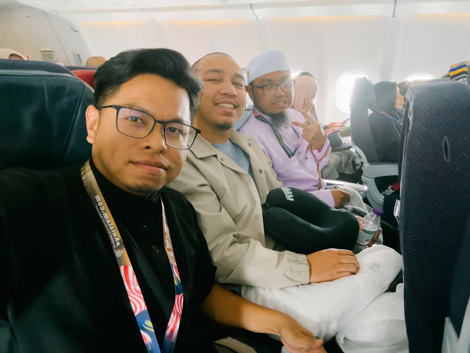 Jemaah warga emas bersama keluarga dalam penerbangan umrah