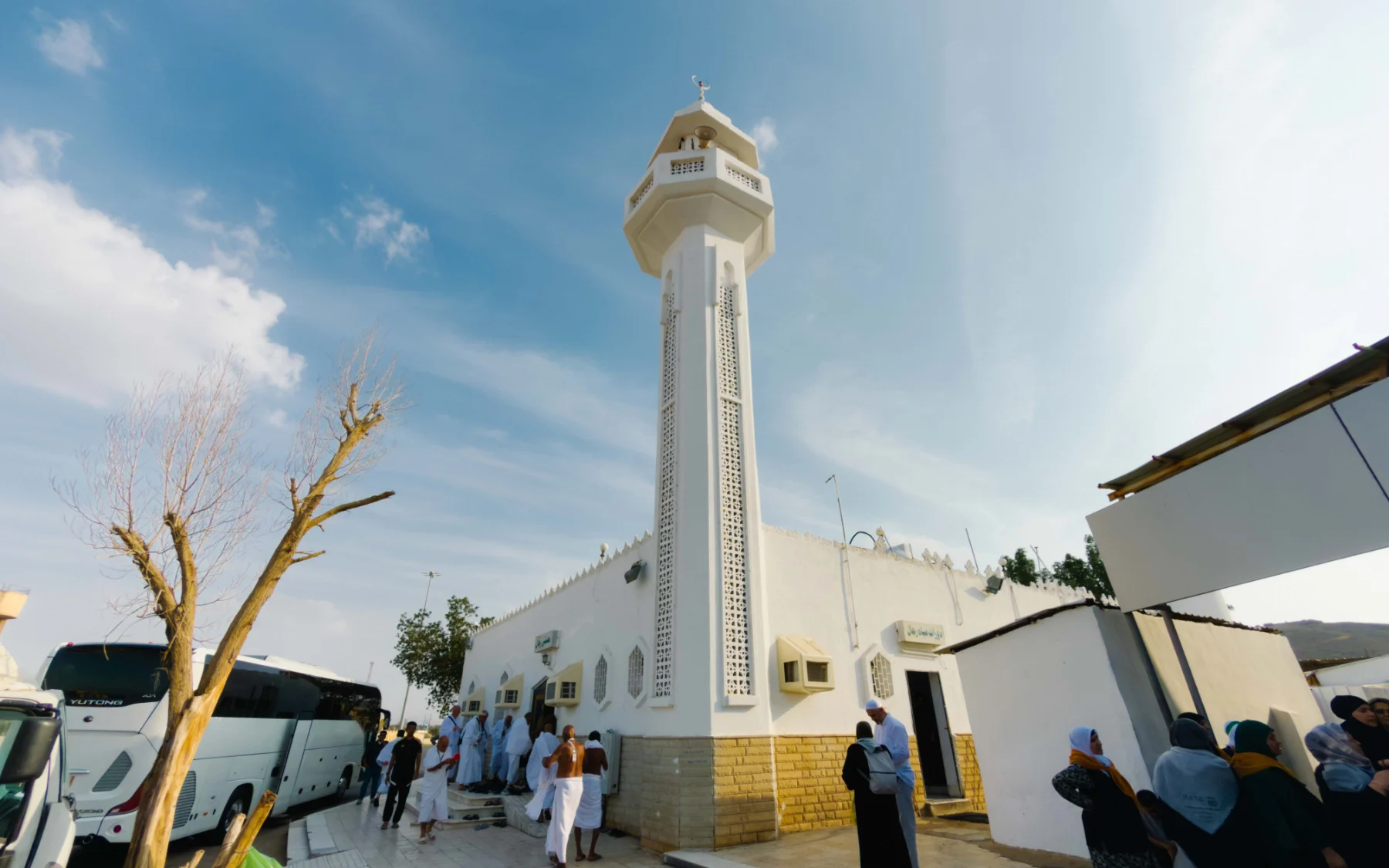 Masjid Hudaibiyah bermenara putih di al-Syumaisi dengan jemaah berihram dan bas rombongan