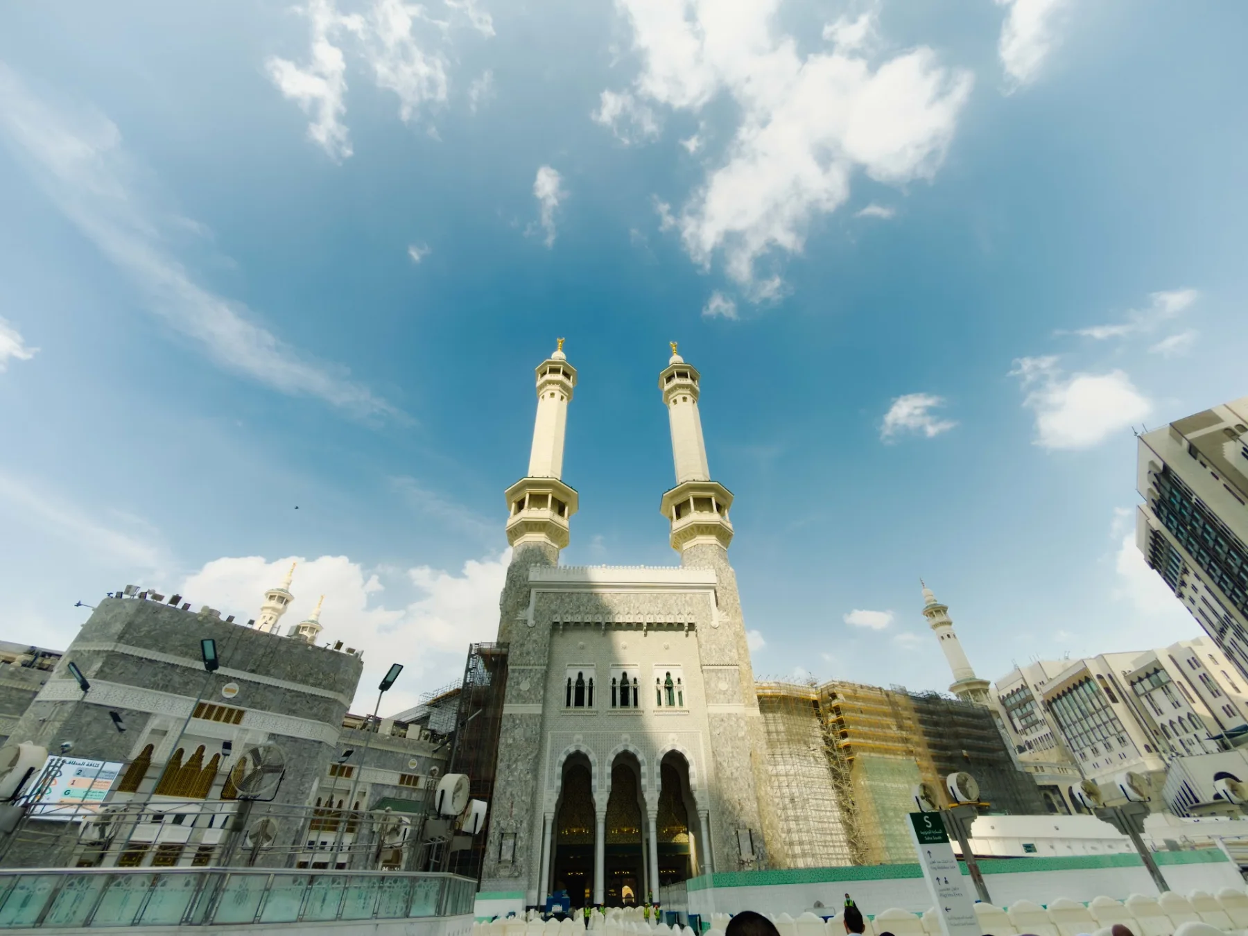 Dua menara Masjidil Haram di Mekah di bawah langit biru berawan