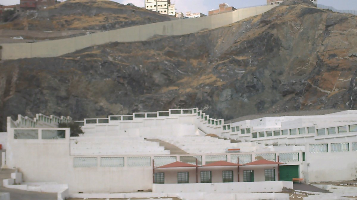 Perkuburan Al-Ma‘la bertembok putih di lereng bukit Al-Hajun, Makkah