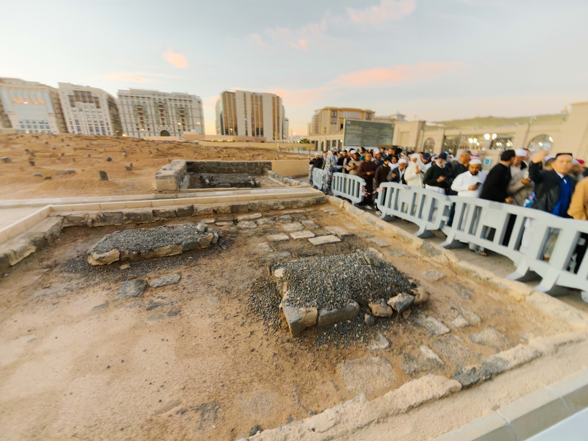 Perkuburan Baqi di Madinah dilihat dari laluan pengunjung